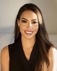 Kris Stephens's Instagram, Twitter & Facebook