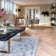 Richmond Interiors Polska - Nasza kolekcja Vendôme, lampa Burlesque oraz  krzesła Farah- połączenie doskonałe.Wszystko oczywiście od Richmond  Interiors. #richmondinteriors #interior #design #ponadczasowewnętrza  #kolekcje #richmond #interiors | Facebook