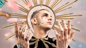 Il cantante ha lasciato scivolare dalle spalle il mantello di san francesco svelando un completino intimo che ha subito ottenuto il plauso di molti fans. La Vera Storia Di Achille Lauro Il Polesano La Voce Di Rovigo
