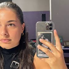 Finally found time to go back to my personal project. I'm reimagining an  art school assignment from 10 years ago, drawing my favorite objects. This  one is about makeup, which I rarely