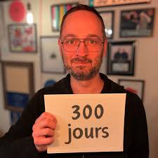 🏃‍➡️ Un marathon de 300 jours… 🪑 Je grugeais les pattes de chaises,  j'étais malheureux mais j'avais plein d'idées. Ça fait plusieurs mois que  j'ai envie de créer et de produire un