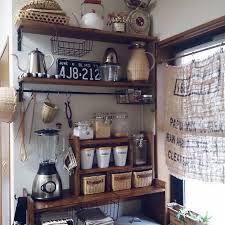 キッチン収納術まとめ すっきり美しくお洒落にセンスアップ folk カフェ インテリア キッチン 出窓 カフェ風 キッチン