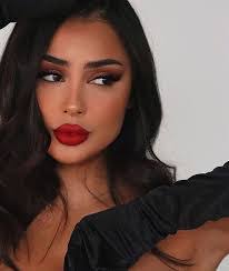 Stephanie Bednarek's Instagram, Twitter & Facebook