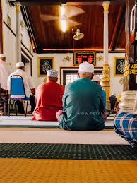 Dilansir ringtimesbanyuwangi.com dari nu online pada 11 mei 2021, nabi muhammad saw rutin melakukan sholat hari raya termasuk idul fitri di setiap tahun memasuki bulan syawal. Solat Jumaat Di Masjid Tengkera Melaka