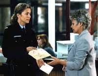 Après son interpellation lors d'une manifestation contre la fermeture de la maternité, léa perez est retrouvée morte d'une overdose. Une Femme D Honneur Mort Clinique Mort Clinique S03e05 Sur Le