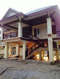 Dengan model rumah split level atau dengan perbedaan ketinggian, rumah bisa mengakomodasi indoor garden di tengah ruangan. Lingkar Warna 21 Ide Inspiratif Rumah Panggung Modern Minimalis