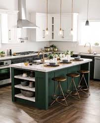 Un Ilot De Cuisine Avec Espace Bar Plein De Caractere Grace A L Association D Un Plan De Travail En Marbre Kitchen Design Color Kitchen Layout Kitchen Interior