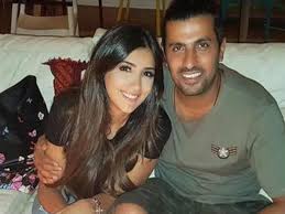بعد مشاجرة راح ضحيتها أكثر من نصف عائلتي غفران وعساف الغريب، يخرج عساف من السجن محاولًا أن يعيد توازن القوى مرة أخرى بينه وبين عدوه اللدود غفران، خاصة أن الأخير أصبح هو. Ù…ÙŠ Ø¹Ù…Ø± ÙÙŠ Ø£Ø­Ø¶Ø§Ù† Ø²ÙˆØ¬Ù‡Ø§ Ù…Ø­Ù…Ø¯ Ø³Ø§Ù…ÙŠ ÙÙŠ ÙƒÙˆØ§Ù„ÙŠØ³ Ù…Ø³Ù„Ø³Ù„ Ù†Ø³Ù„ Ø§Ù„Ø£ØºØ±Ø§Ø¨ Ù…Ø¬Ù„Ø© Ø§Ù„Ø¬Ù…ÙŠÙ„Ø©