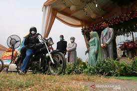 Foto yg lagi akad nikah di kampung. Resepsi Pernikahan Drive Thru Jadi Solusi Di Tengah Pandemi Antara News