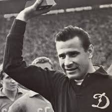 Auch der fc bayern, den zudem auszeichnet, dass er gescheiterten ehemaligen stars wieder auf die beine hilft. Fussball Legenden Fussballspieler Datenbank Die Grossten Fussballer Aller Zeiten