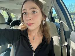 What are some beauty and hair tips for a natural look?