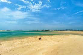 Onda que se propagou para fora da zona de geração, com aspecto regular e cristas longas. As 12 Melhores Praias De Olhao E Arredores Vortexmag