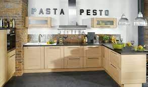 Le blanc est lumineux et il se marie avec tout. Quelle Couleur De Peinture Pour Une Cuisine En Bois Clair
