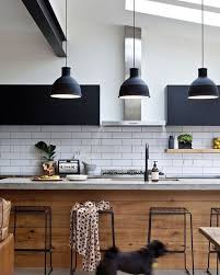 Cozinha Moderna Com Inspiracao No Estilo Industrial Contraste Dos Armarios Pretos Com Os Armarios Remodelacao Da Cozinha Designs De Cozinha Cozinhas Modernas