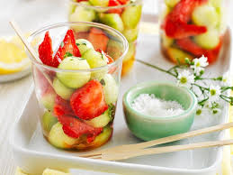 Verrines De Salade De Fraises Et Billes De Concombre Au Sel De Guerande Recette Salade En Verrine Salade De Fraises Concombre