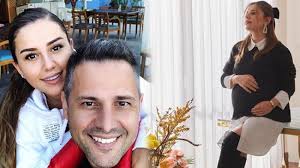 Merve özbey, 17 temmuz 1988 tarihinde hayata merhaba demiş olan i̇stanbullu bir şarkıcıdır.tanınmış olan gruplardan olan trio chios grubunda. Merve Ozbey Anne Oldu