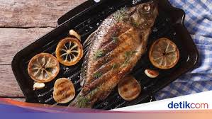 Campur ikan dengan bumbu halus, air jeruk nipis, dan air. 3 Resep Ikan Gurame Ala Restoran Yang Gurih Mantap