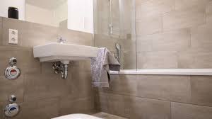 Fliesen im badezimmer sind meist zwar standard, doch unbedingt notwendig sind sie nicht. Bad Ohne Fenster Wie Vermeide Ich Schimmel Wohnen