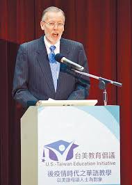記者陳政宇／台北報導 美國在台協會（ait）台北辦事處長酈英傑2018年8月抵台就任，至今將屆3年，這也是他第3度派駐台灣。酈英傑今（26）日透過臉書直播發表卸任演說，並回應說明美方疫苗的分配標準。 ' 酈英傑透過臉書直播發表卸任演說。（圖／翻攝自ait臉書） 酈英傑自2018年8月上任，任期. æ•™å¸«èµ´ç¾Žé…ˆè‹±å‚'å‹‰èªªå¥½å°ç£æ•…äº‹ ä¸­æ™‚æ–°èžç¶² Line Today