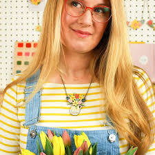 Collana con fiori primaverili in una brocca ~ collana con fiori tagliati al  laser dipinti a mano