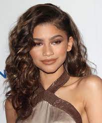 Zendaya Coleman Long Curly Brunette Hairstyle Formal Hairstyles For Long Hair Hair Styles Curly Hair Styles