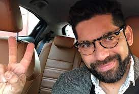 Karim butte en una imagen tomada de la pantalla de la divina comida, en chilevisión, 2019. La Nueva Conquista Farandulera De Karim Butte El Lector De Noticias Rompecorazones