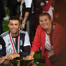 Cristiano ronaldo, 36, portekiz juventus, 2018'den beri santrafor piyasa değeri: Cristiano Ronaldo Von Juventus Turin Schenkt Seiner Mutter Einen Schwarzen Mercedes