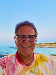 I sometimes get asked what I look like as there are no photos of me  anywhere. Anyway, I found an old one this morning 🤣 Nice sunset though!!