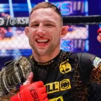 Adrian Bartosiński zostaje. Mistrz podpisał nowy kontrakt z KSW!