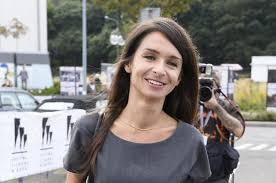 Publicystka postanowiła zabrać swojego synka na plażę, wywołując tym spore zamieszanie. Marta Kaczynska Na Spacerze Z Synem Ukrywa Sie Przed Upalem Zdjecia Paparazzi