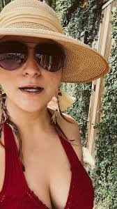 Edna Rossi's Instagram, Twitter & Facebook