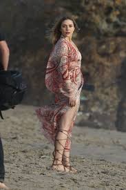 Elizabeth olsen doesn't care what you think of her hat. Pin By Zia Khan On Elizabeth Olsen When The Beautiful Has A Name Elizabeth Olsen Style Elizabeth Olsen Elizabeth Olsen Bikini