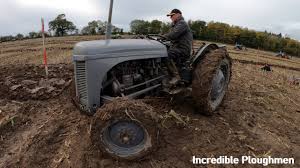 Dit is een website over de restauratie van een ferguson tef trekker uit 1954. 1954 Ferguson Tef 20 2 1 Litre 4 Cyl Diesel Tractor 28hp With Ferguson Plough Youtube