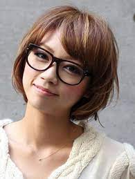 Kurzhaarfrisuren frauen ab 50 mit brille frisuren 2019. Geschichtetes Bob Mit Pony Und Brille Google Search Kurzhaarfrisuren Pony Frisur Brille Bob Frisur Brille Haarschnitt Kurz
