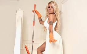 La conductora televisiva se despachó con una foto en ropa interior de encaje blanco. El Descargo De Flor Pena Tras Ser Criticada Por Una Publicidad Del Dia De La Madre Mira La Voz Del Interior