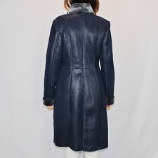 Une veste en cuir ba&sh ou un manteau en laine assure un look tendance. Manteau En Peau Lainee Bleu Marine Pour Femme Itinerance Cuir Vetements Cuir Adaptes A Votre Morphologie