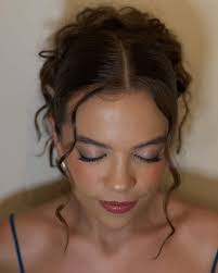 Como profissional da beleza, não apenas transformo aparências, mas também  elevo a autoestima. Meu trabalho é um reflexo do meu carinho e atenção a  cada detalhe, buscando sempre a excelência e o