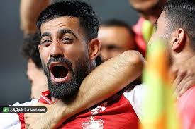 کنعانی‌زادگان: هواداران استقلال موز پرت کردند!