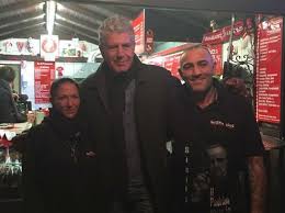 Er arbeitet seit 20 jahren als küchenchef und führt seit rund zehn jahren die brasserie les halles in new york city. Tod Von Anthony Bourdain Kolner Erinnern An Star Koch Kolner Stadt Anzeiger