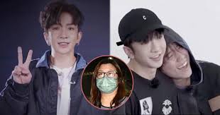 黃德斌聯同mirror成員呂爵安（edan）及盧瀚霆（anson lo）合演的港產bl劇《大叔的愛》於本月28日首播，最近不斷播出預告片造勢，繼之前的甜蜜片段，新一輯預告片釋出edan周旋於黃德斌與anson lo兩男之間的連環不幸！ 片中先有edan與anson lo咀嘴、擁攬及一起煮飯仔的同居sweet爆場口，到anson lo的離開. æ›¾é­å°å­¸è€å¸«æŒ‡è™›å½anson Loè¢«èŠ±å§å½¢å®¹ç‚º é»ç·šä½¬ 20210616 Showbiz æ˜Žå ±olç¶²