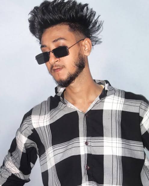 Gallery • Aryan Kelvin