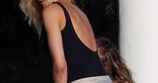 Maybe you would like to learn more about one of these? Olivia Paladino Pareo Trasparente E Mossa Azzardata Micro Slip E Lato B Cosi Si Vede Tutto Libero Quotidiano