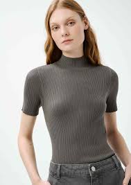 Blusa Feminina Gola Alta Em Tricô Leve