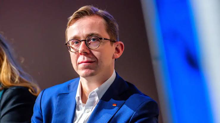 Studenten brüllen Philipp Amthor nieder - der CDU-Politiker reagiert  gelassen - ntv.de