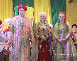 Bodysuits, bikinis, dresses, shorts, tops, pants, du rags, and our exclusive sheer paisley fabric. Stiftskammerer Pascal Sorgt Fur Narrisches Spektakel In Kammerzell