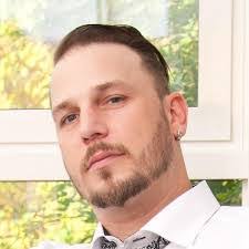 Steven Frey's Instagram, Twitter & Facebook