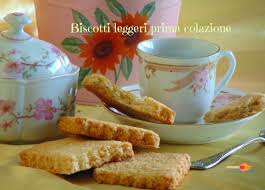 Ricavare i biscotti della forma desiderata e cuocere a 180° per 10 minuti in forno caldo. Biscotti Leggeri Prima Colazione
