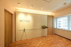 淡いグリーンの壁が映える銀座のオフィス オフィスデザイン事例 デザイナーズオフィスのヴィス オフィスデザイン オフィスインテリア オフィスの入り口