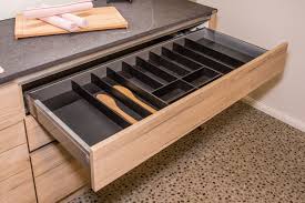 Kombiniere die module nach wunsch, ergänze sie mit knöpfen oder griffen und verfeinere dann mit schubladeneinrichtung, abfalltrennung. Besteckeinsatz In Holz Schwarz Kuche Kaufen Hacker Kuchen Kuche Planen
