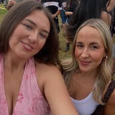 It's a girls world 🤭💕👯‍♀️🎀